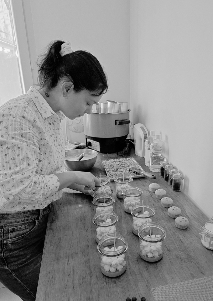 Elodie fabrique des bougies parfumées
